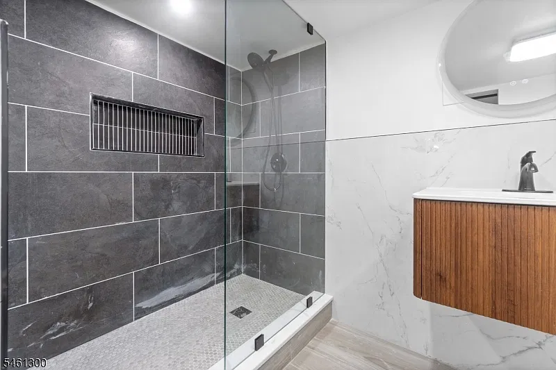 1 bed, 1.0 bath, 808 sqft, $1,900 — Photo 3