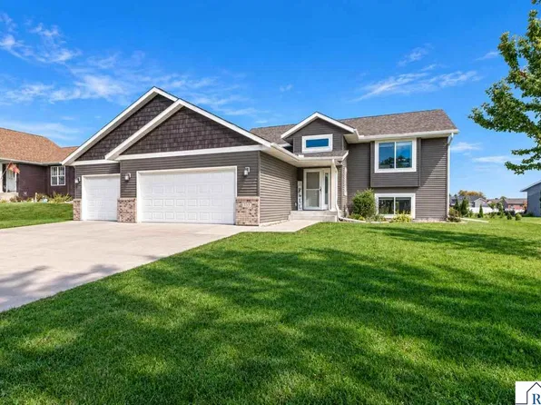 233 Oak Dr, Eagle Lake, MN 56024