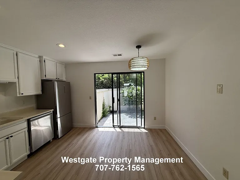 240 Park Place Dr — Photo 3