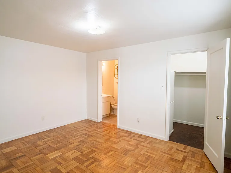 2408 Q St #4 — Photo 8