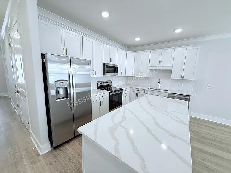 613 Miramar Ln — Photo 5