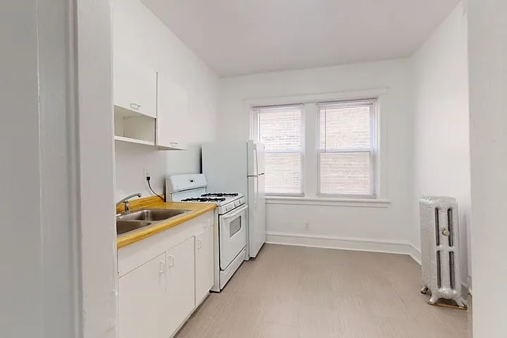 918 E. Hyde Park Boulevard — Photo 11