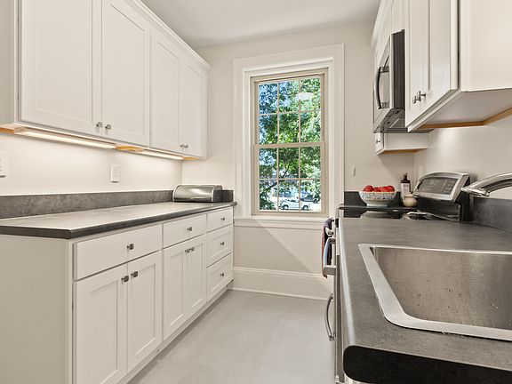 5th image of 290 Baxter Boulevard #E2
