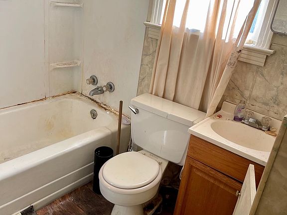 4th image of 828 Hickam Dr