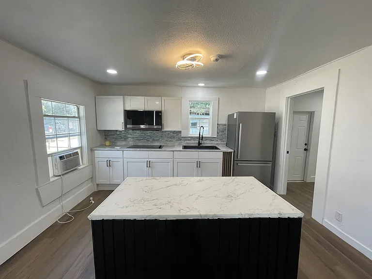 2715 Woodlawn Blvd — Photo 1
