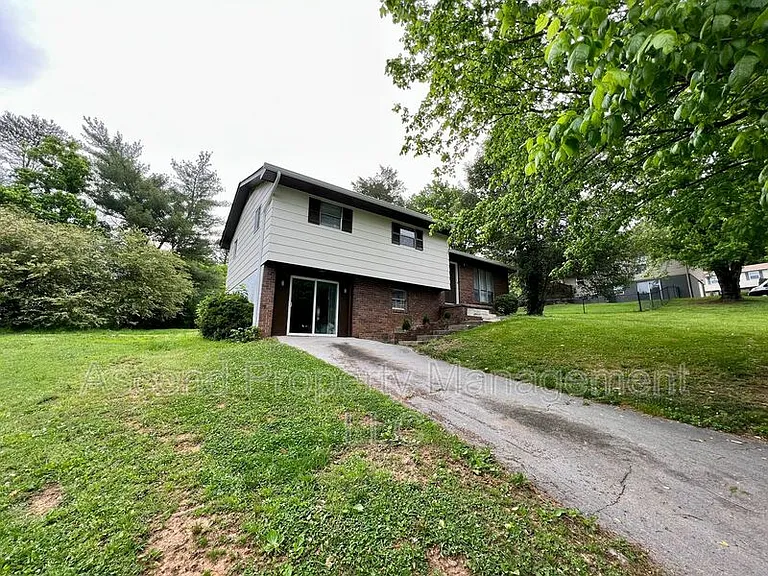 903 Valerie Ln — Photo 2