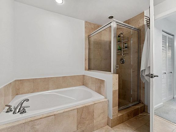 4th image of 410 Evernia St APT 414