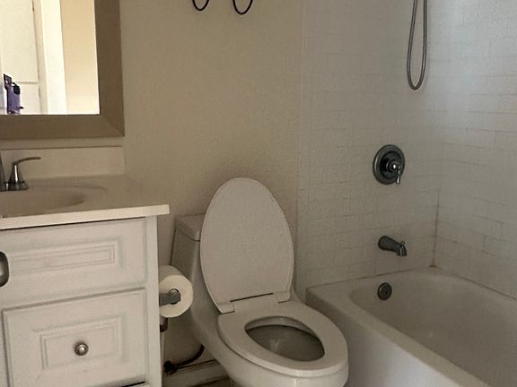 1/2 guest bath downstairs