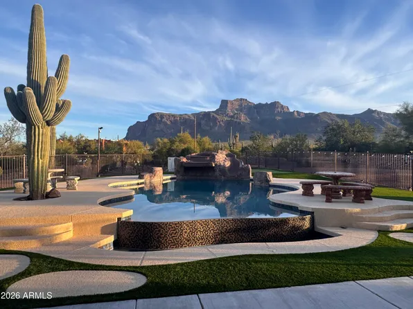 1067 S TRIGGER Court, Apache Junction, AZ 85119