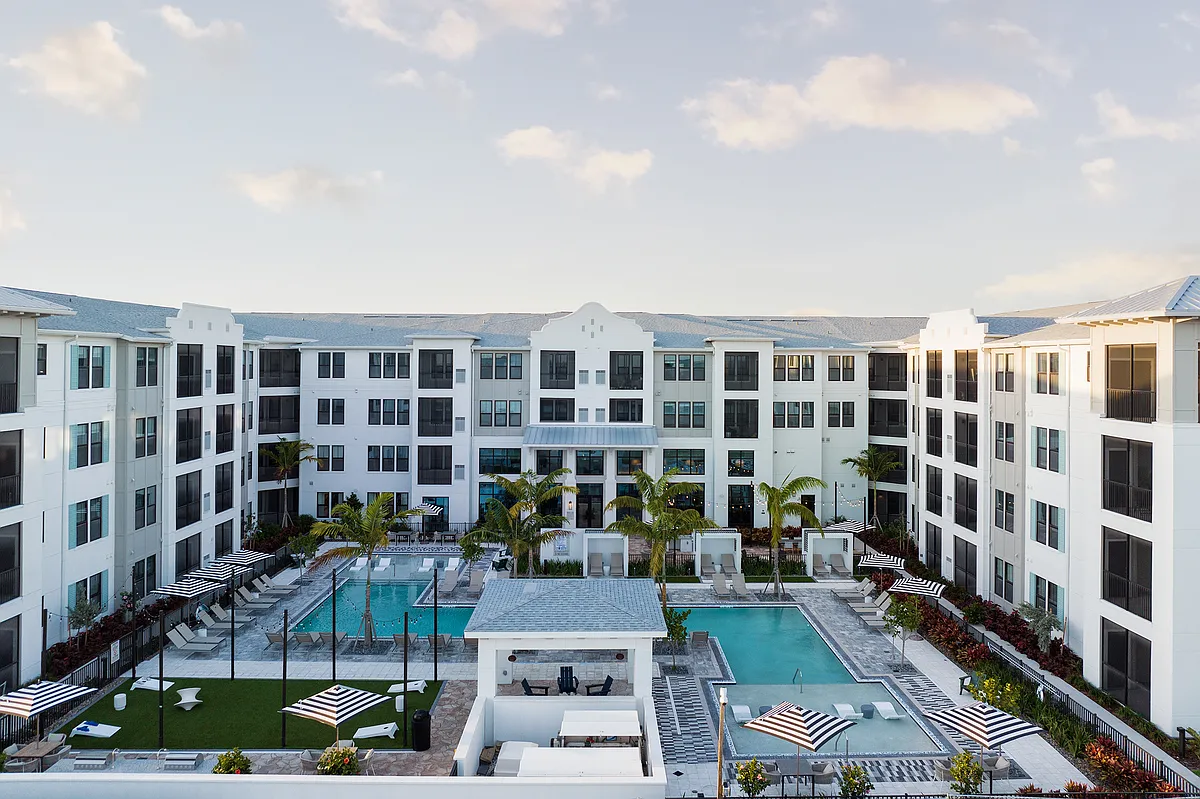 Building Photo - Cirrus at Aqua
