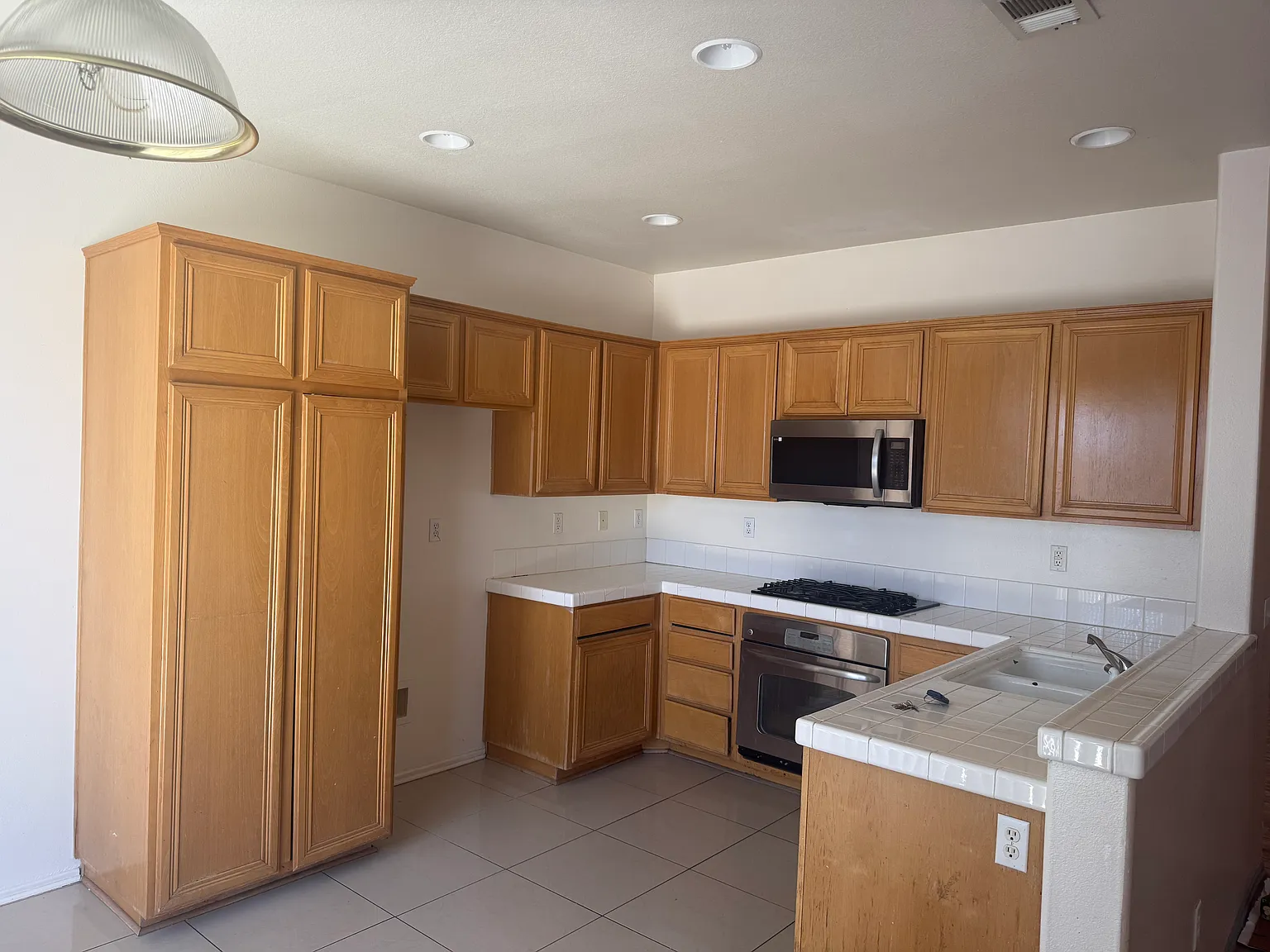 5 bed, 2100 sqft, $3,000 — Photo 4