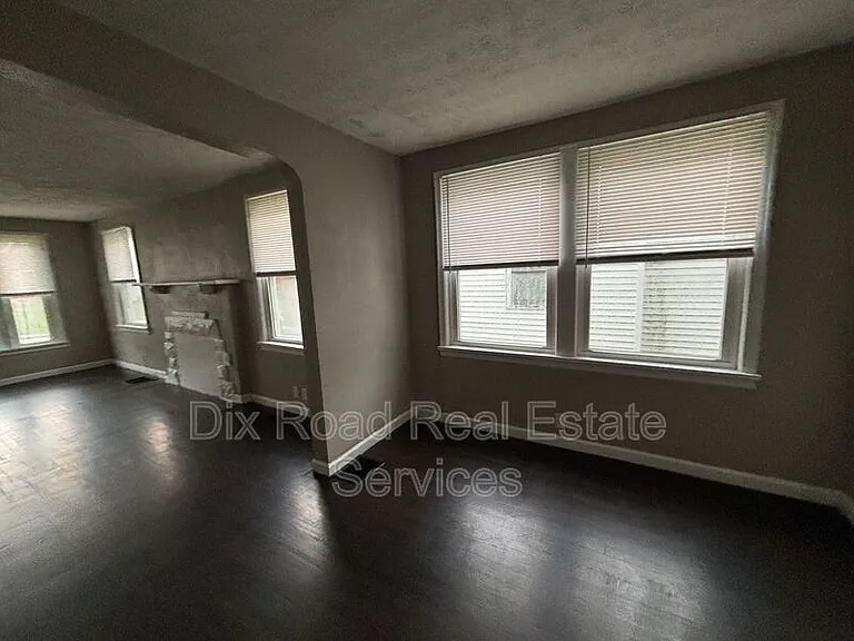 144 Niagara Ave — Photo 8