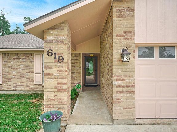 5th image of 619 Pinewood Dr