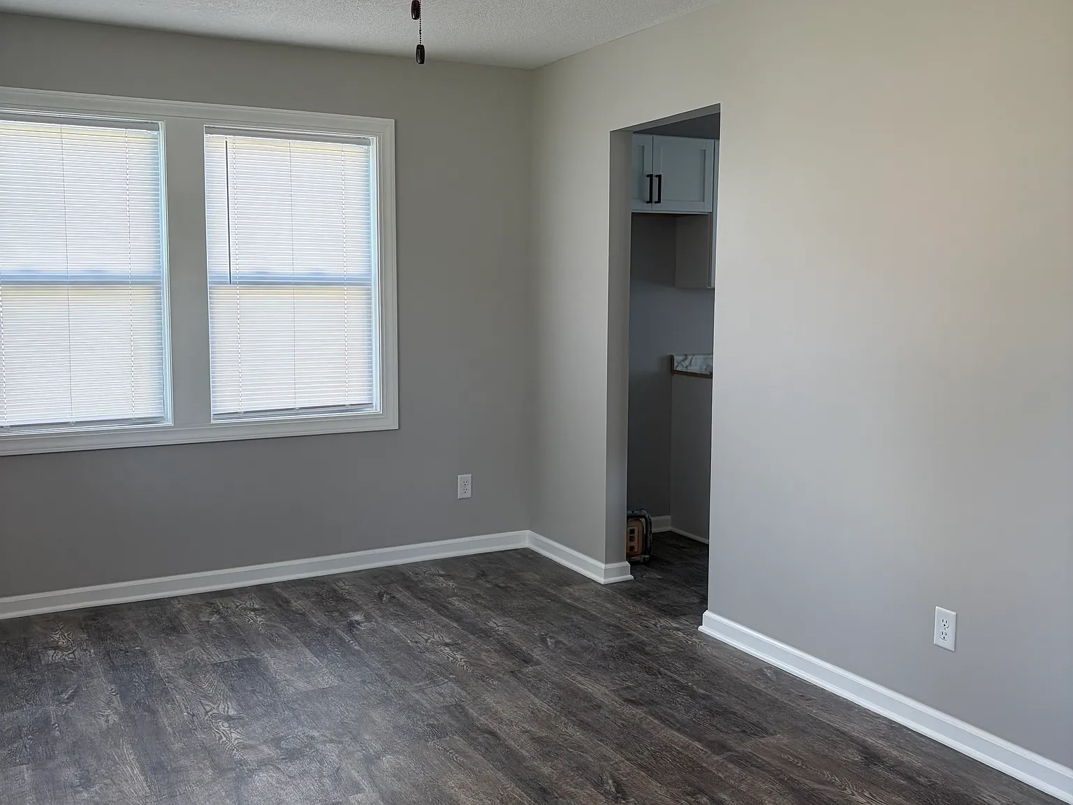 3 bed, 864 sqft, $1,300 — Photo 2