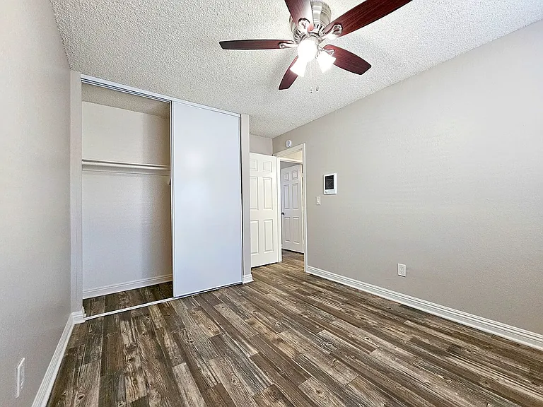 Sandalwood Apartments — Photo 21