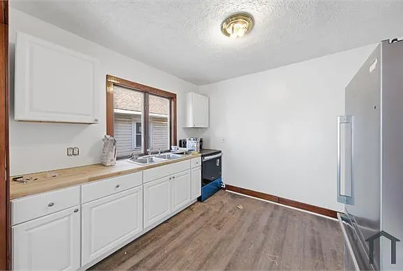 3247 W 121st St — Photo 2