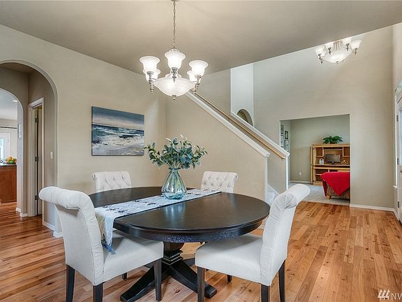 The gracious formal dining room, easily caters to larger gatherings. 