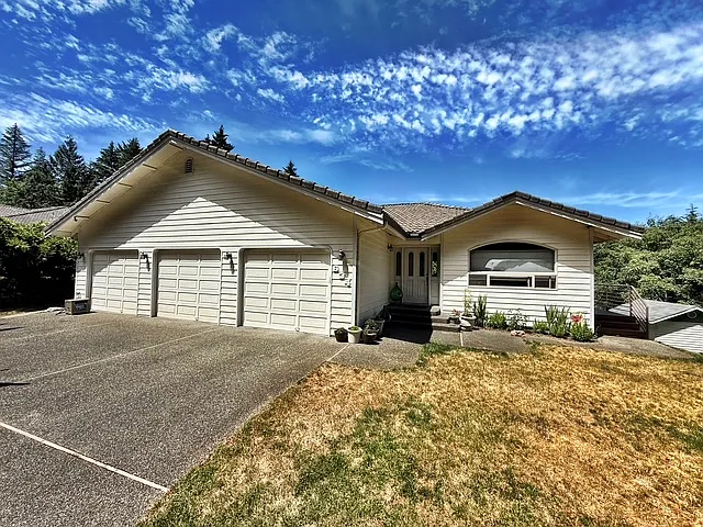 634 NE Dawn Rd — Photo 1