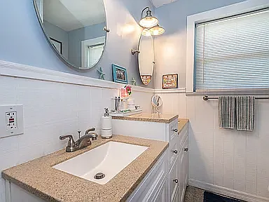 Guest bath off hallway, tub & shower