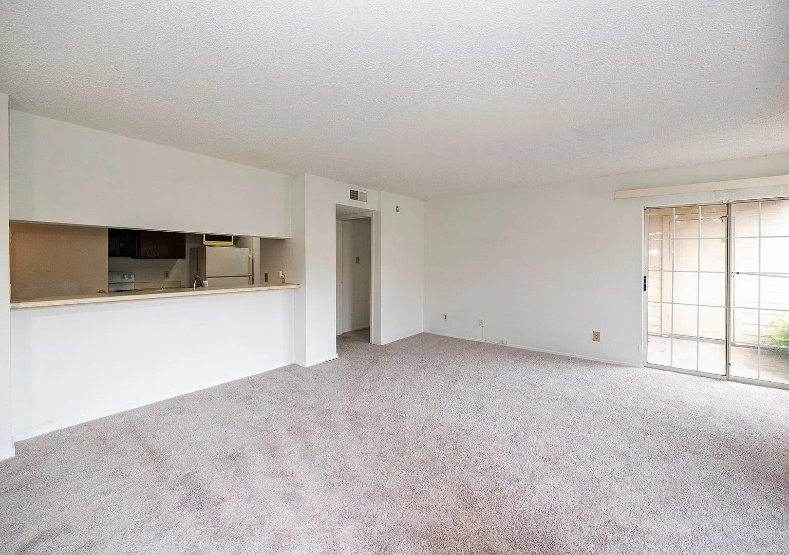 Cozy 1 Bed and 1 Bath (Ground Floor) Condo Features. Full-size Washer and Dryer connections. — Photo 4