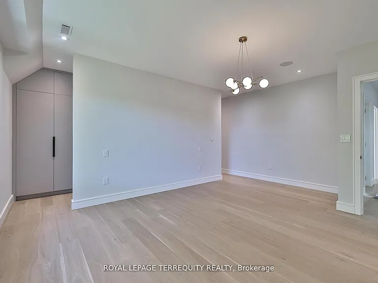 741 Woburn Ave — Photo 21