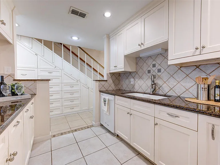 2232 S Piney Point Rd #110 — Photo 3