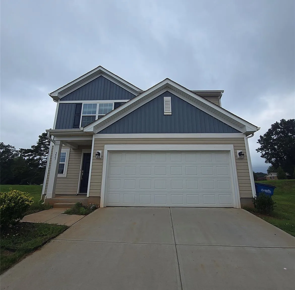 5 bed, 2.5 bath, 2360 sqft, $2,195 — Photo 1