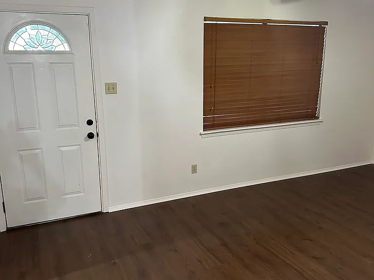 1009 W Oak St — Photo 2