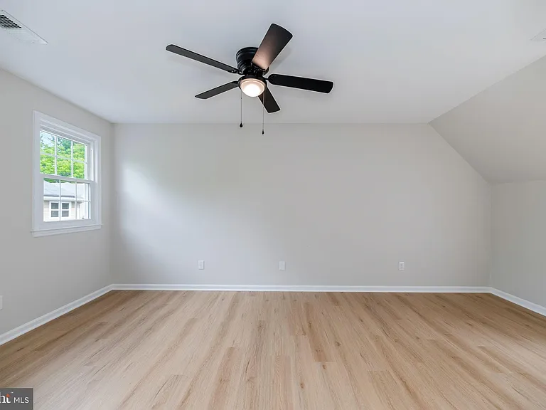 561 Tiffany Ct — Photo 19