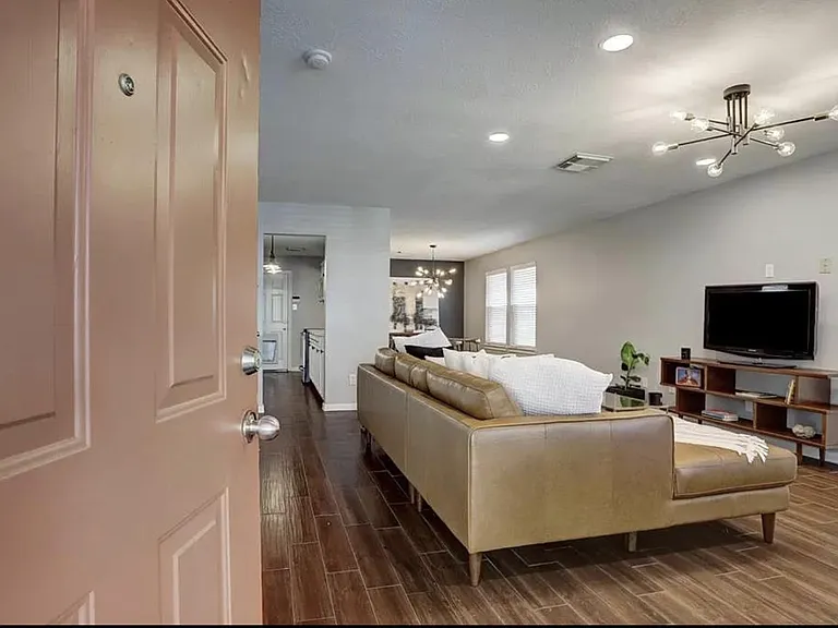 1305 Victor St — Photo 1