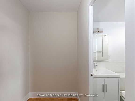 4th image of 525 Eglinton Ave E #900
