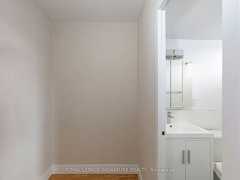 525 Eglinton Ave E #900 — Photo 3
