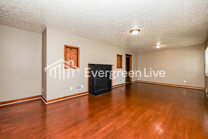 84 Carson Ave — Photo 3