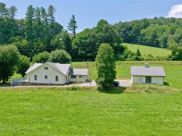 10 Bob Hall Rd, Whittier, NC 28789