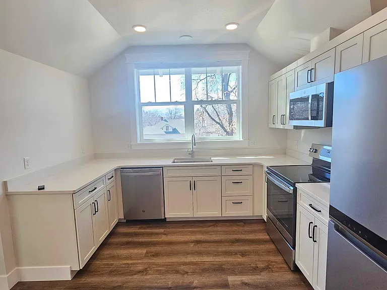 541 Brooks St — Photo 2