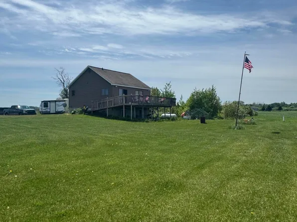 8948 S Riverside Dr, Sault Sainte Marie, MI 49783