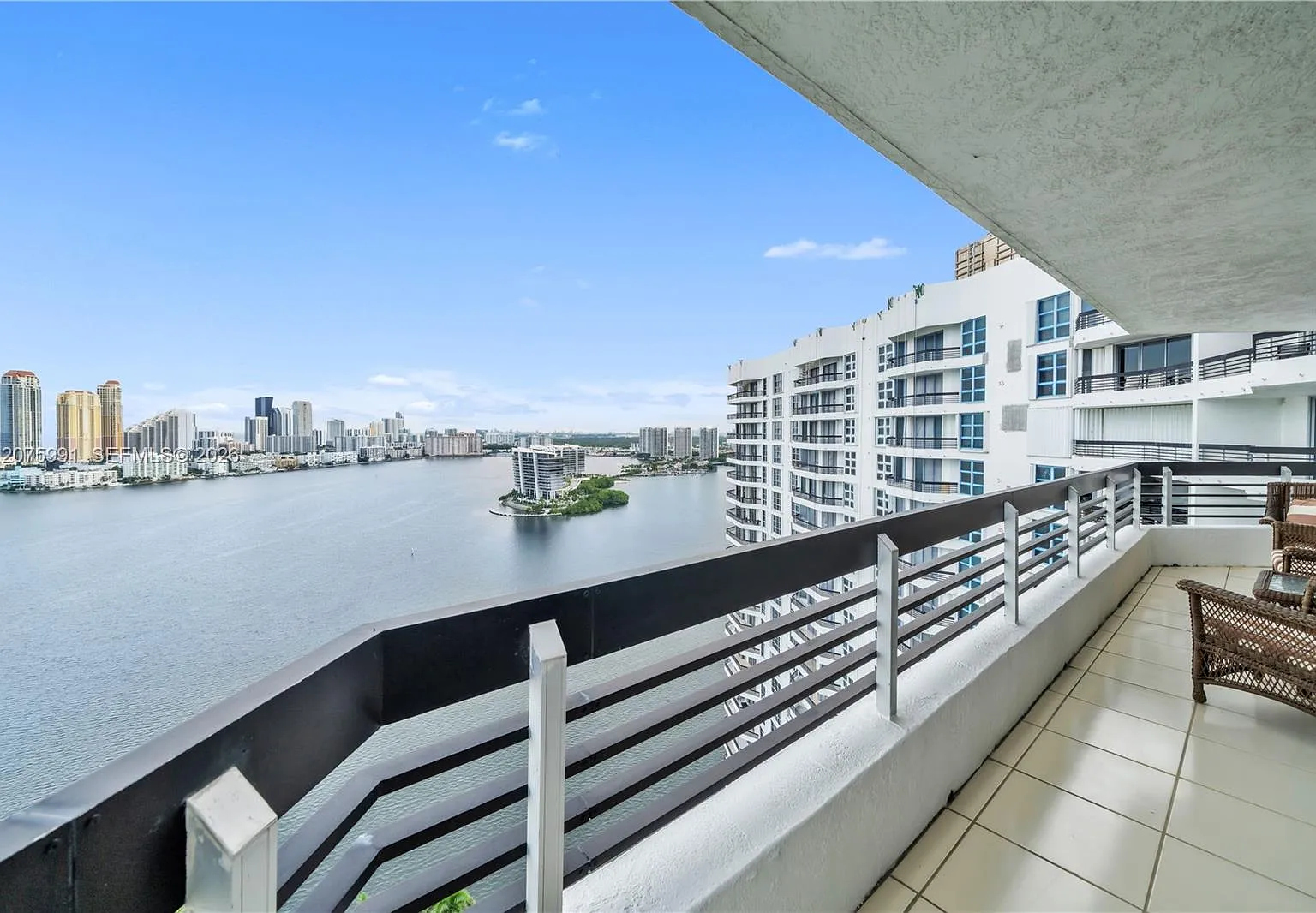 Mystic Pointe Tower 500 C — Photo 4