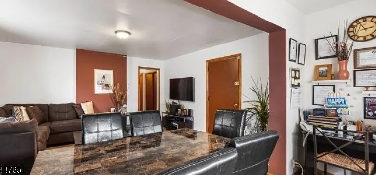 526 Jackson Ave #1 — Photo 4