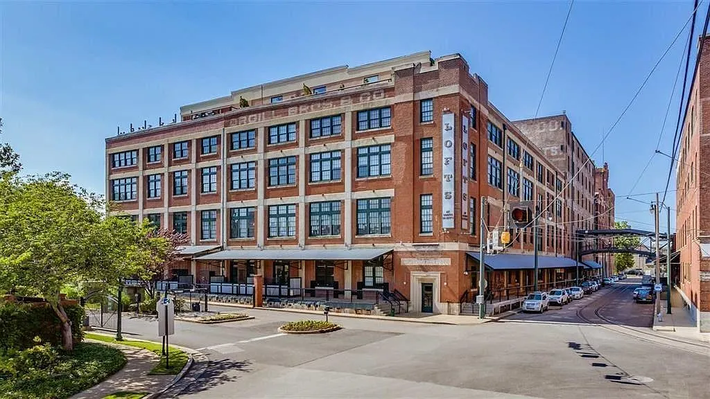 1 bed, 1.0 bath, 1217 sqft, $1,700 — Photo 2