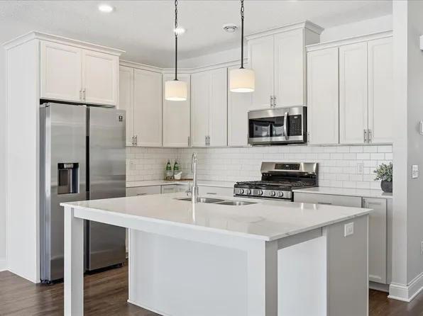 1715 Southpoint Ln, Hudson, WI 54016