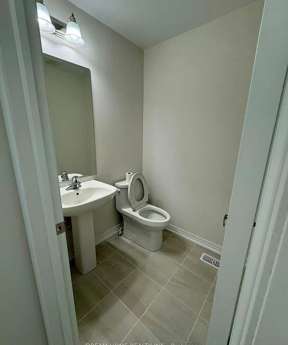 4 bed, $3,000 — Photo 1