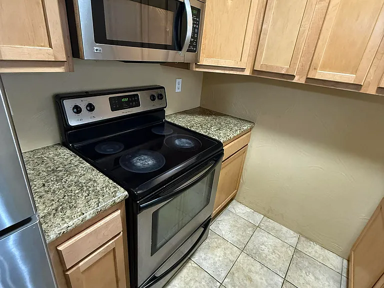 931 N Euclid Ave #216 — Photo 3