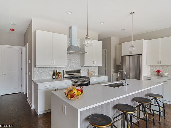 4th image of 1841 N California Ave #2D