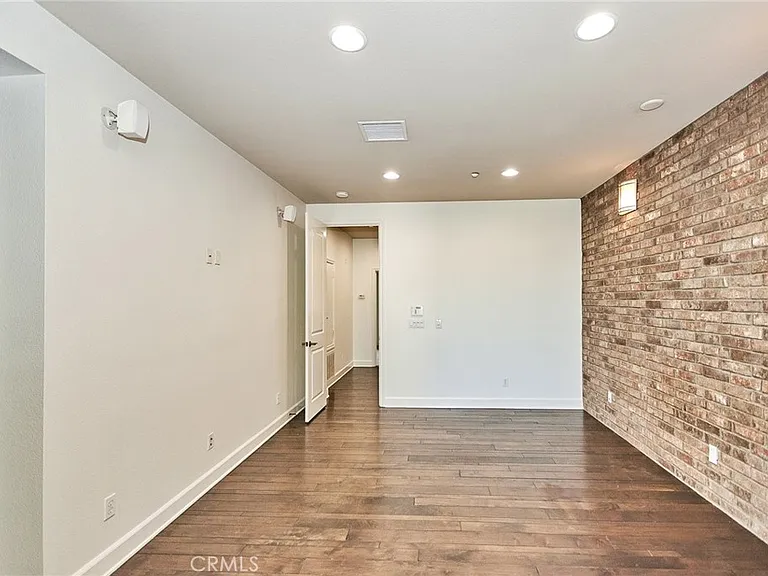 15 Vantis Dr — Photo 7