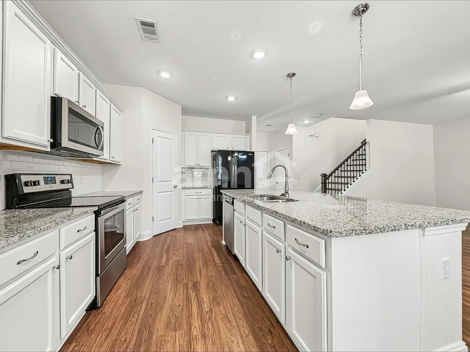 3 bed, 2.5 bath, 1920 sqft, $2,270 — Photo 3