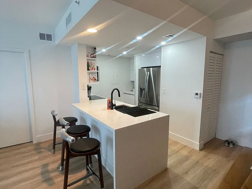 275 NE 18th St #Penthouse 05