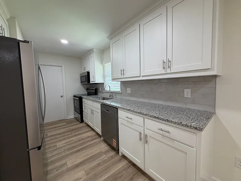 1111 Eaglewood Dr — Photo 2