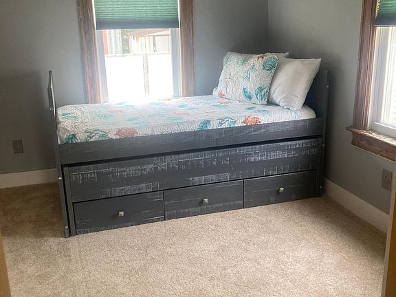 2nd bedroom w/trundle & storage