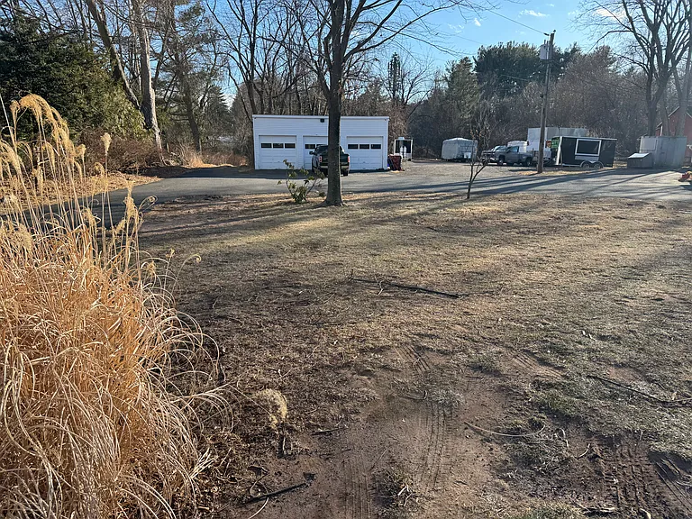 465 Hills St — Photo 3