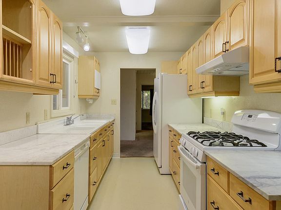 2nd image of 409 Van Buren St